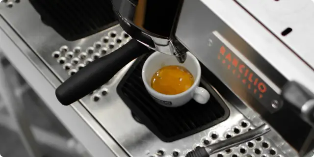 Espresso z profesjonalnego ekspresu kolbowego.